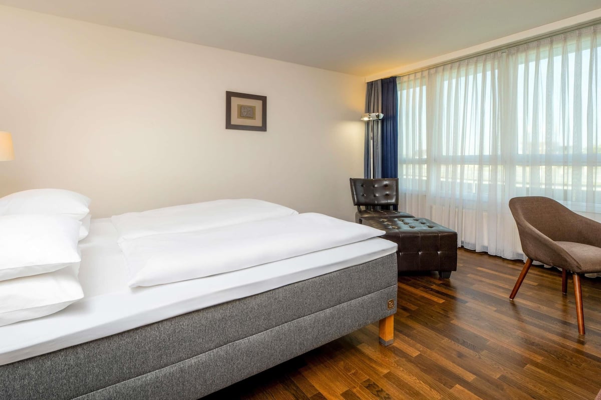 Room, 1 King Bed (Sleep) | Hypo-allergenic bedding, minibar, in-room safe, desk