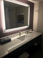 Bañera con ducha, artículos de tocador gratuitos, secador de pelo