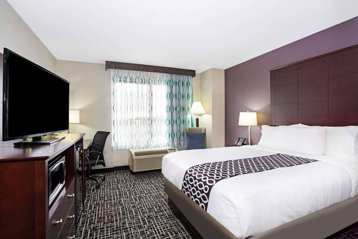 Room, 1 Queen Bed, Non Smoking | In-room safe, desk, iron/ironing board, free cots/infant beds