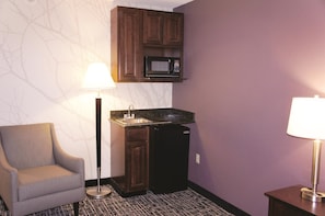 Executive Room, 1 King Bed, Non Smoking | In-room safe, desk, iron/ironing board, free WiFi