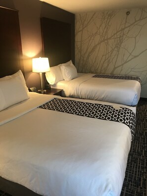 Kamer, 2 queensize bedden, niet-roken | Een kluis op de kamer, een bureau, een strijkplank/strijkijzer
