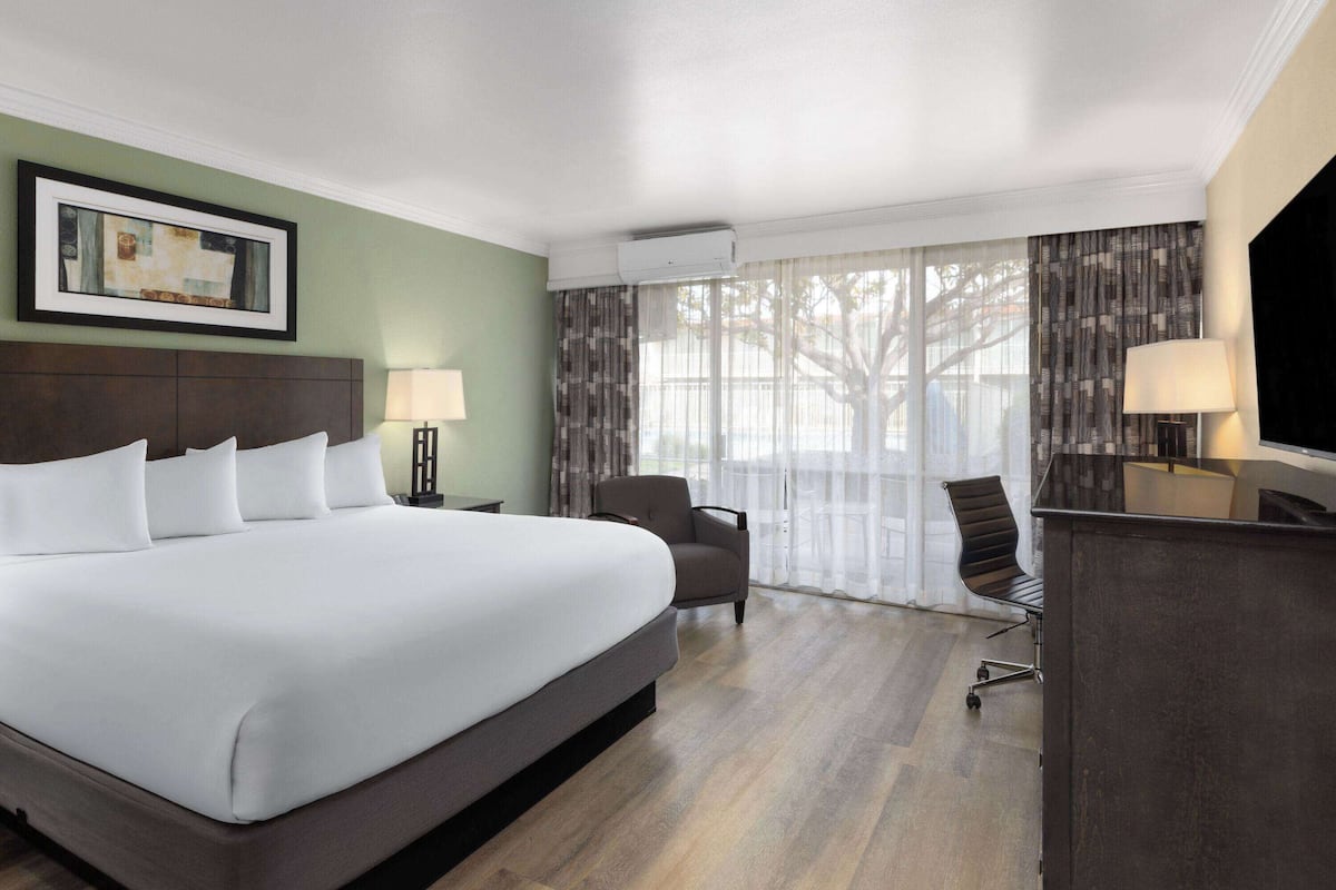 Chambre Standard, 1 trÚs grand lit, réfrigérateur et four à micro-ondes