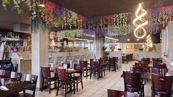 Serveert ontbijt, lunch en diner