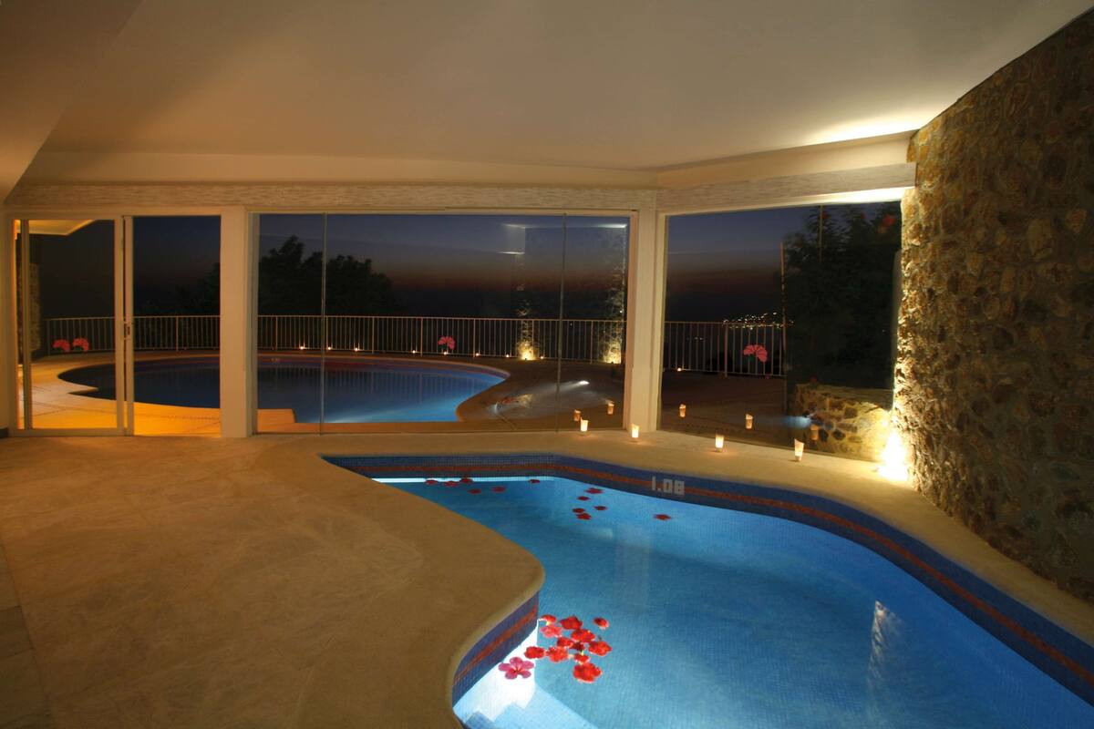 Master Suite with in & out pool | 迷你吧、房內夾萬、熨斗/熨衫板、免費 Wi-Fi