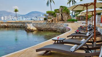 Playa en los alrededores y toallas de playa
