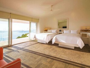 Casita with shared pool two beds | Minibar, värdeförvaringsskåp på rummet och strykjärn/strykbräda