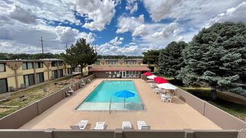 Kolam renang terbuka bermusim, payung kolam, kerusi lepak pantai