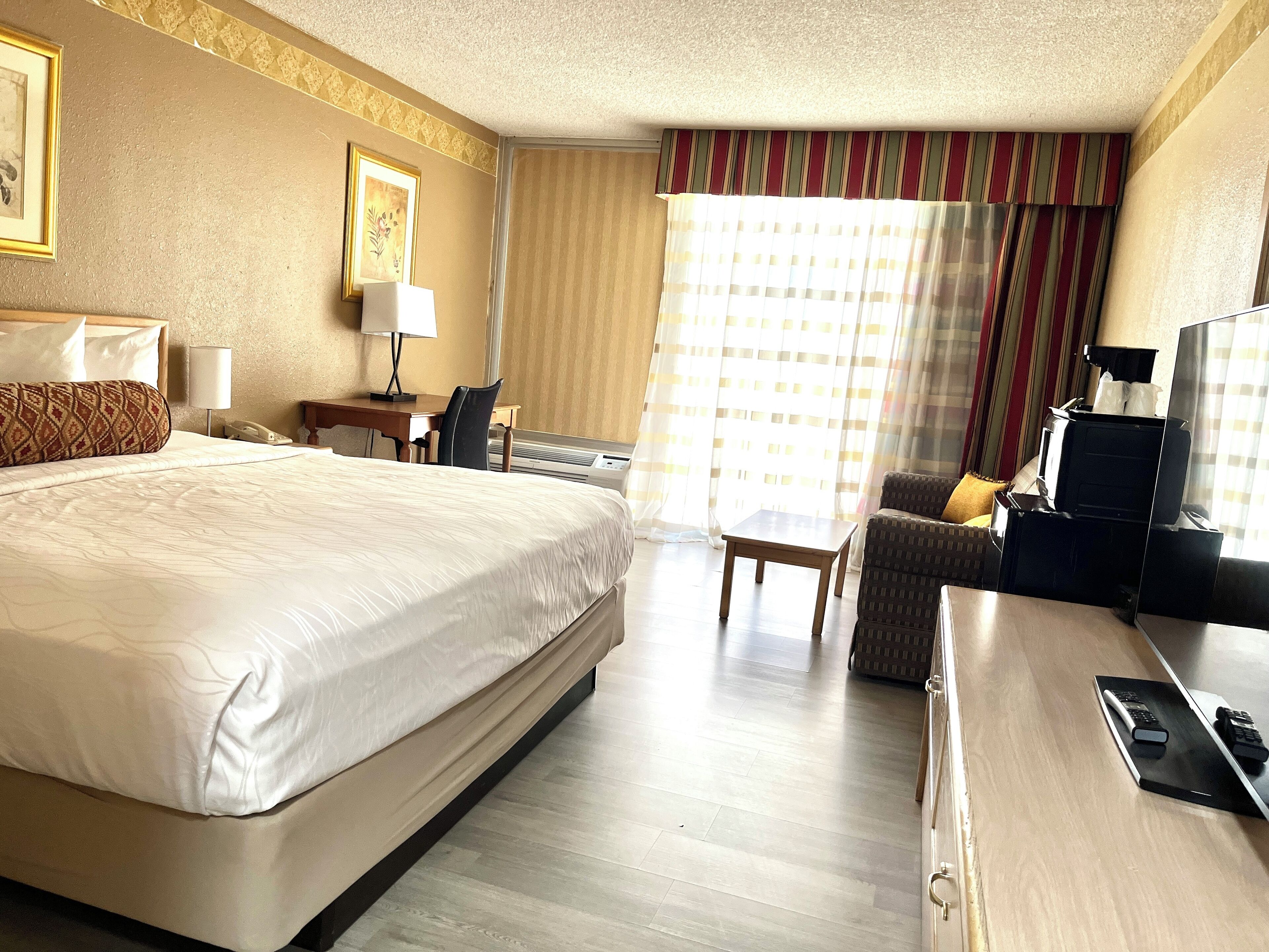 standard room, 1 king bed, non smoking | desk, blackout curtains, iron/ironing board, free wifi