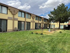 Courtyard - Brentwood Inn & Garden (Farmington)