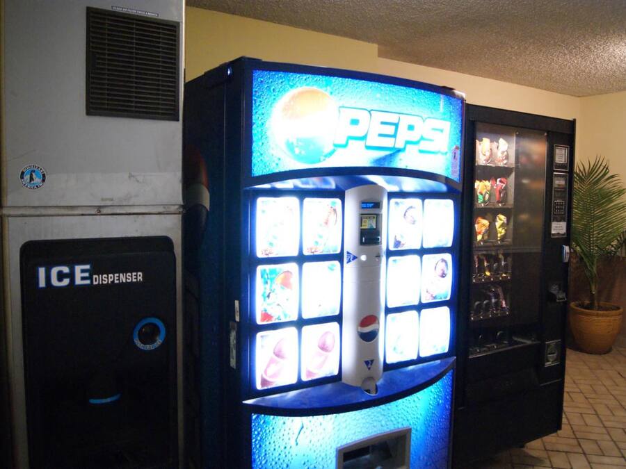 Una macchina distributrice con il logo Pepsi e un erogatore di ghiaccio.