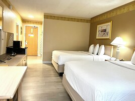 Escritorio, cortinas blackout y tabla de planchar con plancha 