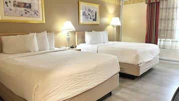 Habitación estándar, 2 camas de matrimonio, no fumadores | Escritorio, cortinas opacas, tabla de planchar con plancha y wifi gratis