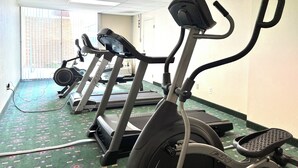 Ein Fitnessraum mit Ergometer und Laufbändern.