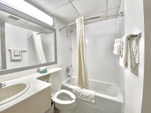 Combined shower/bathtub, free toiletries, hair dryer, towels