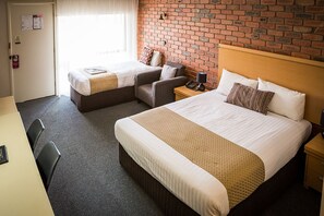 Standard Twin Room, 1 Bedroom | Minibar, free WiFi, bed sheets - Australian Settlers Motor Inn (Swan Hill)