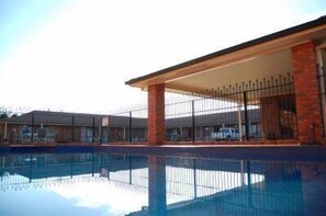 Outdoor pool - Australian Settlers Motor Inn (Swan Hill)