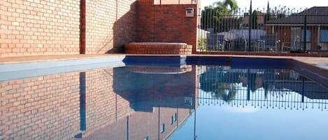 Una piscina al aire libre