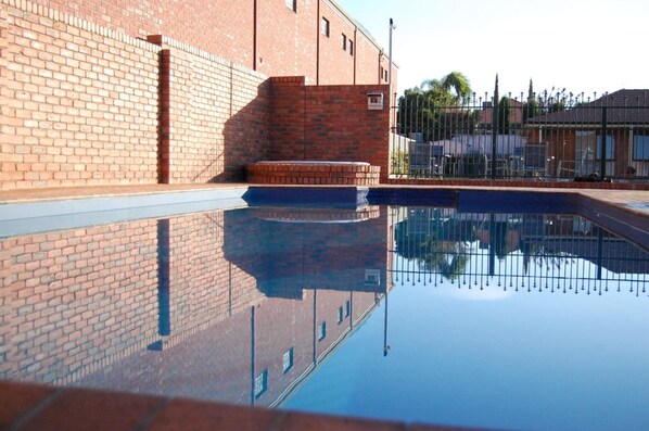 Una piscina al aire libre