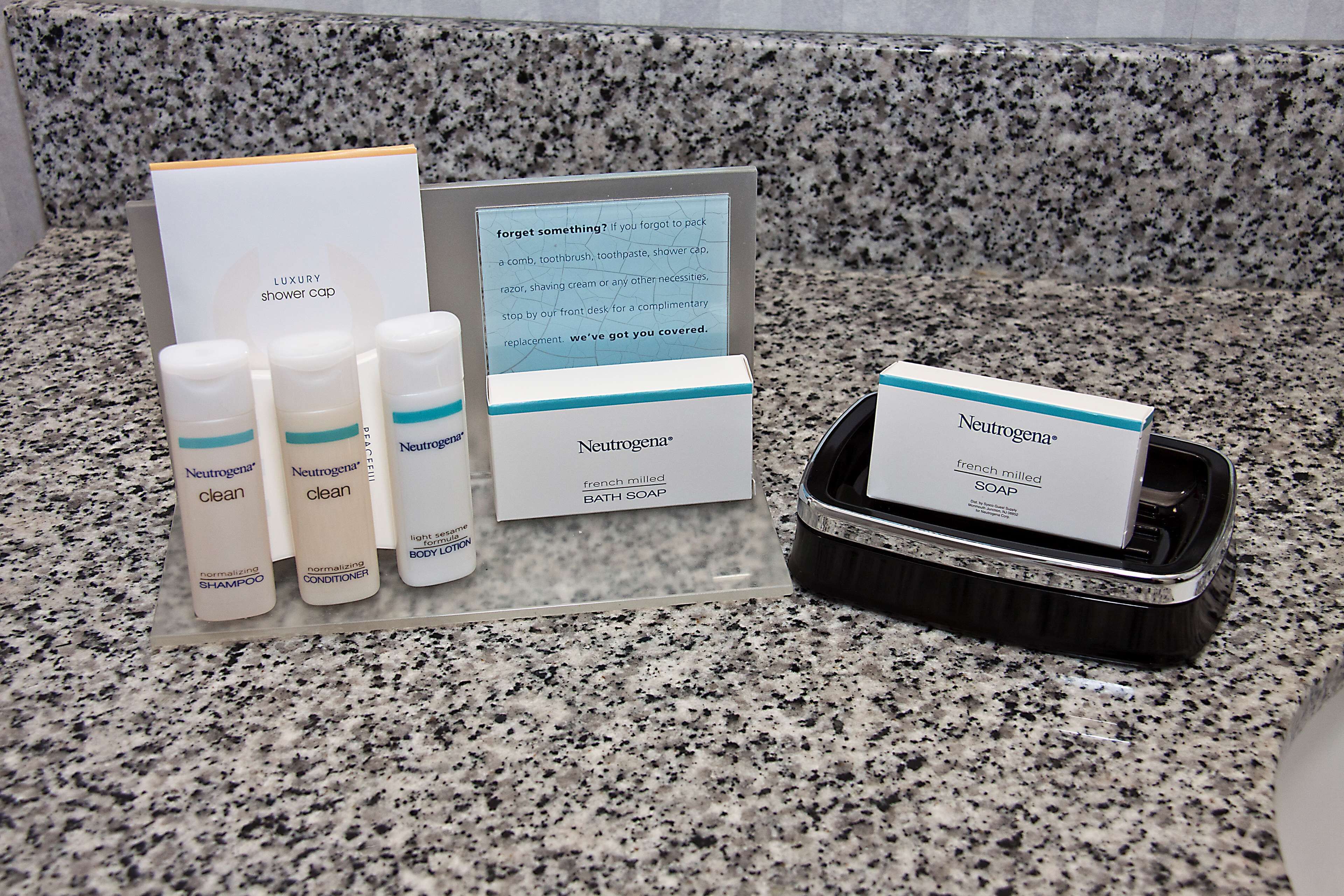 one king study sofabed non smoking | bathroom | bathtub, free toiletries, hair dryer, towels