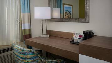 デスク、アイロン / アイロン台、ベビーベッド (無料)、可動式ベッド