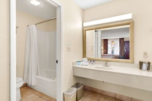 Zimmer, 2 Queen-Betten, Nichtraucher (max occupancy 4) | Badezimmer | Duschwanne, kostenlose Toilettenartikel, Haartrockner, Handtücher