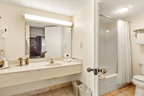 Oda, 2 Büyük (Queen) Boy Yatak, Engellilere Uygun, Sigara İçilmez | Banyo | Duş/küvet kombinasyonu, ücretsiz banyo/kozmetik ürünleri 
