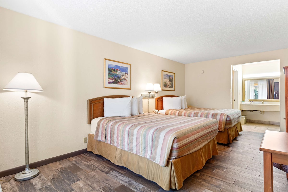 Cunas, camas extra, wifi gratis y ropa de cama
