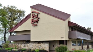 A Red Roof Inn with a stone facade, a red roof, and a number 2902 sign. - Red Roof Inn Elkhart (Elkhart)