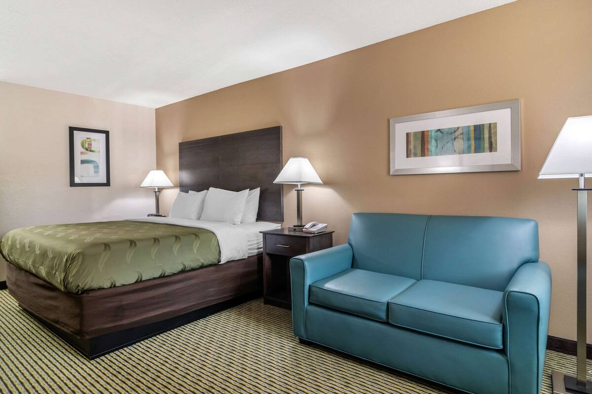 Standard Room, 1 King Bed, Non Smoking | Premium bedding, desk, soundproofing, iron/ironing board