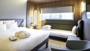 Familierom, 1 dobbeltseng med sovesofa (Executive) | Senger med overmadrass, safe på rommet, blendingsgardiner og lydisolert