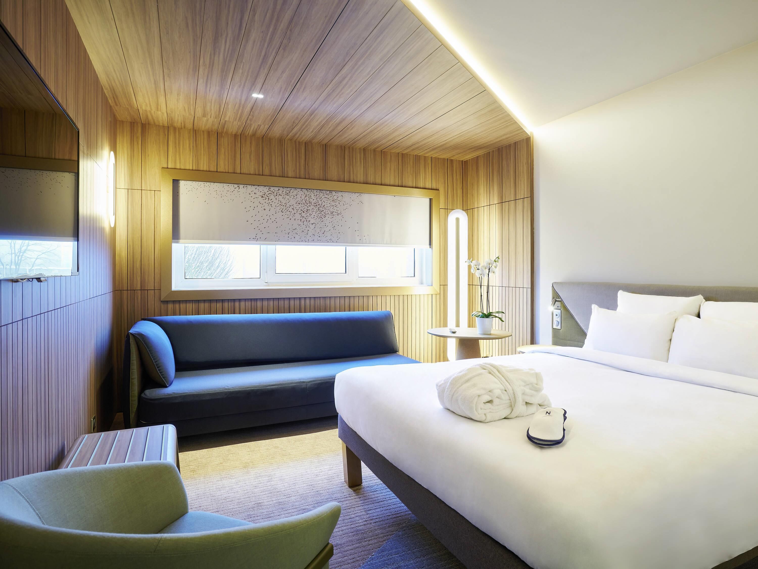 필로우탑 침대, 객실 내 금고, 암막 커튼, 방음 설비