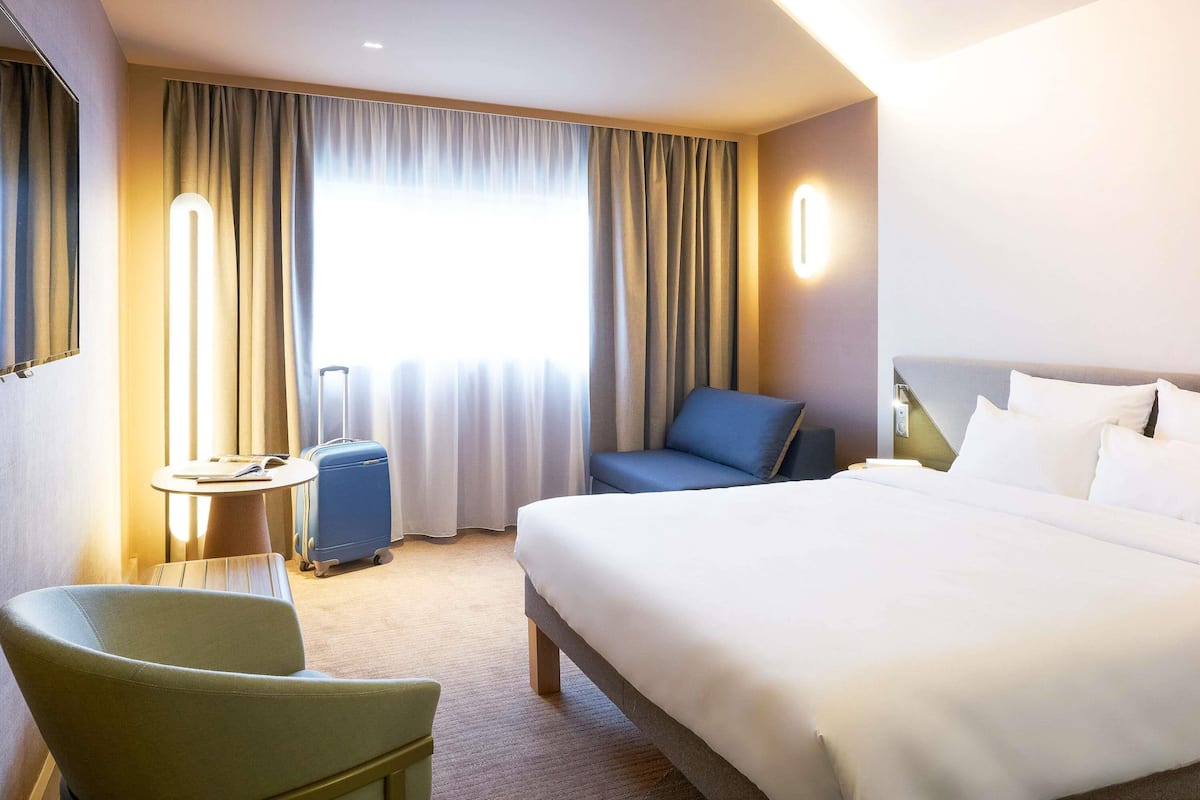 Memory-foam beds, in-room safe, blackout curtains, soundproofing