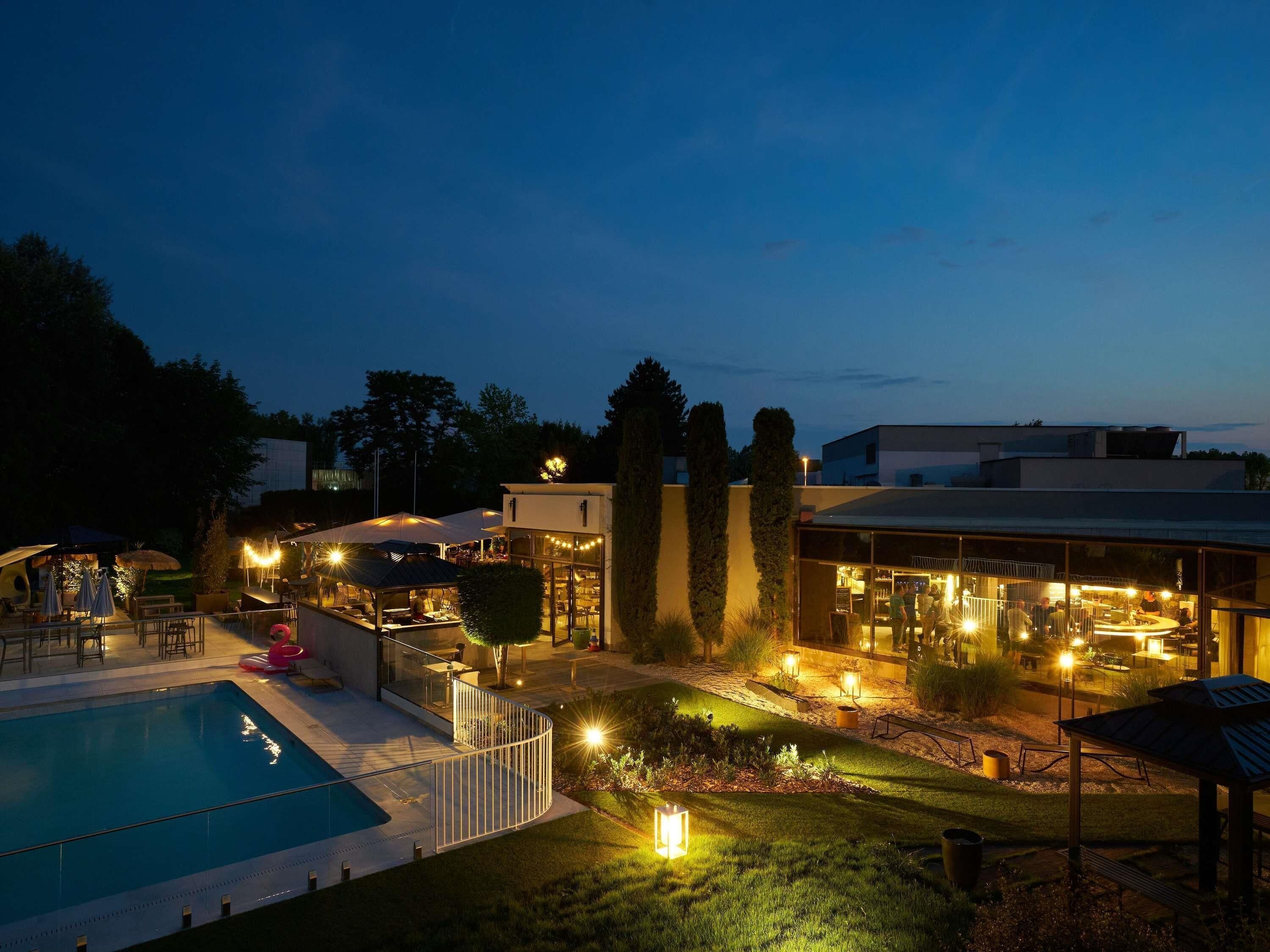 Een seizoensgebonden buitenzwembad en ligstoelen