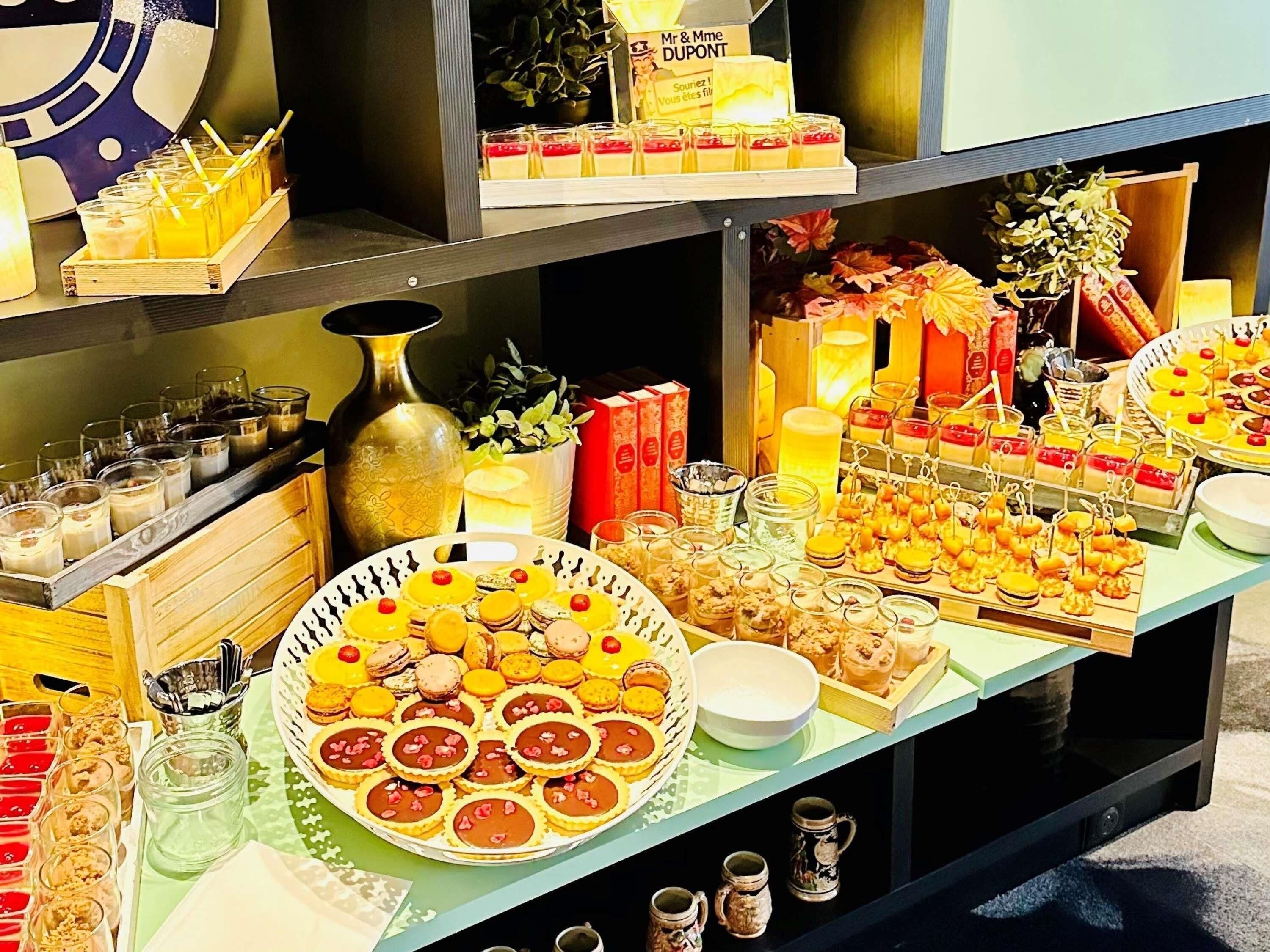Un bufé con distintos alimentos y bebidas.