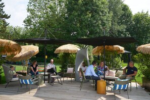 Petit déjeuner, déjeuner et dîner servis sur place, vue sur le jardin