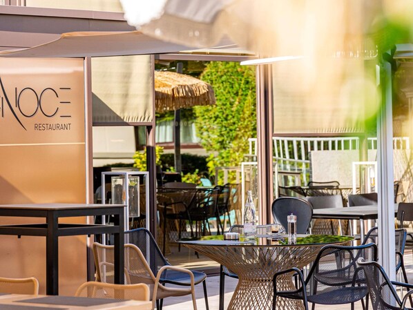 Petit déjeuner, déjeuner et dîner servis sur place, vue sur le jardin