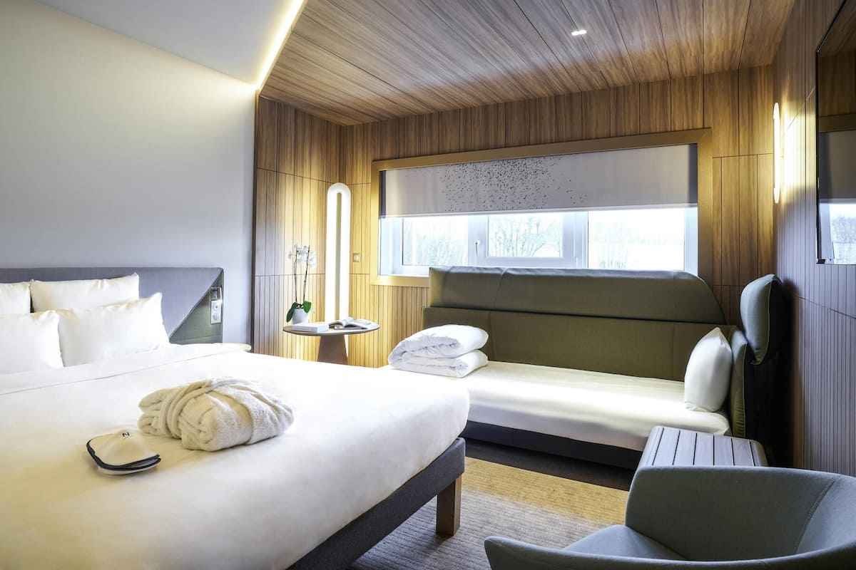 Perhehuone, 1 parisänky ja vuodesohva (Executive) | Pillowtop-patjalliset sängyt, tallelokero huoneessa, pimennysverhot