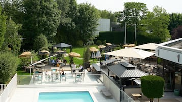 Außenpool (je nach Saison geöffnet), Liegestühle