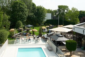 Piscine extérieure en saison, chaises longues