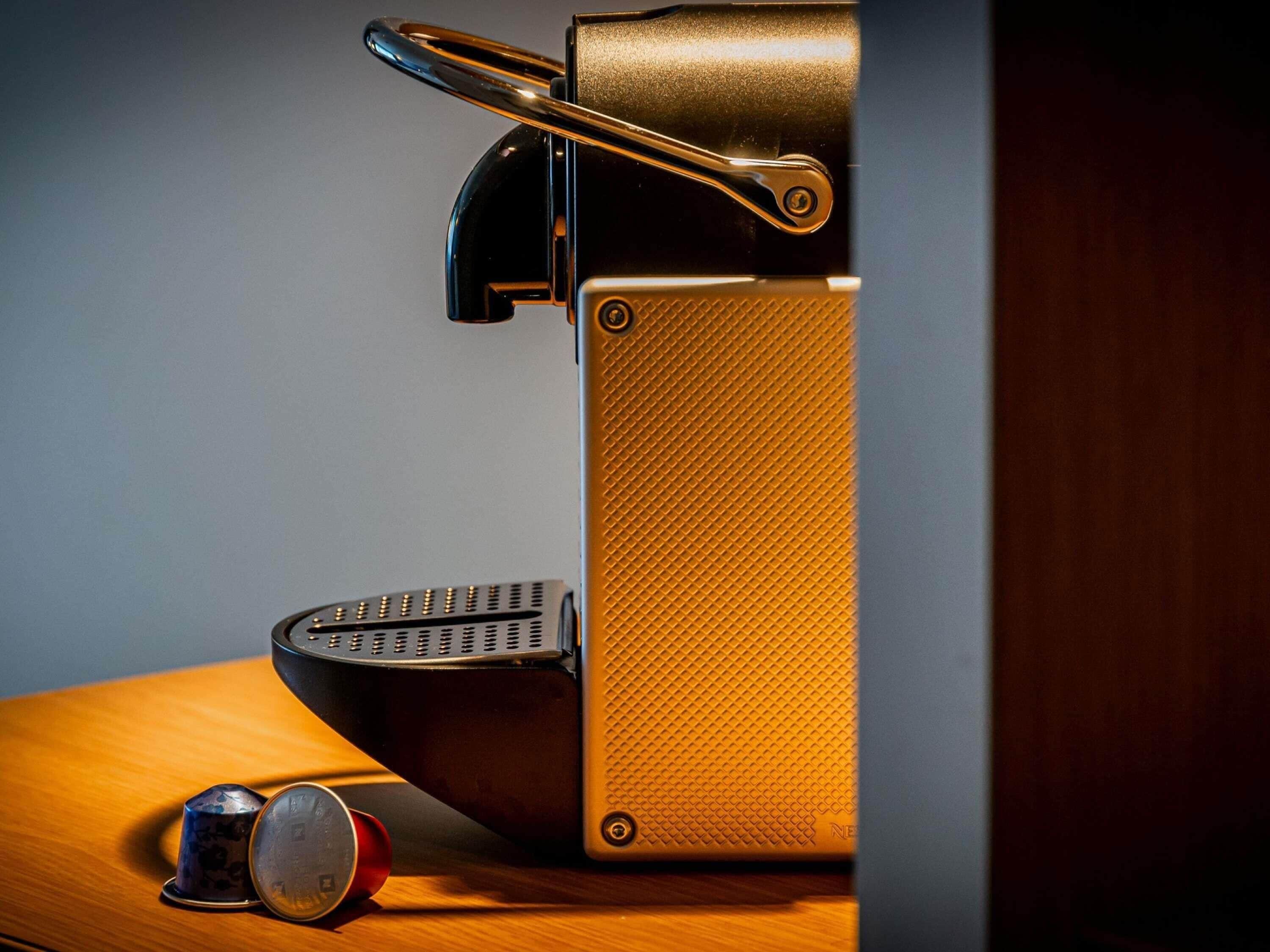 Senger med overmadrass, safe på rommet, blendingsgardiner og lydisolert