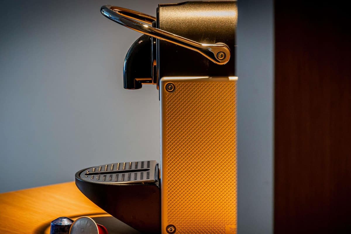 Senger med overmadrass, safe på rommet, blendingsgardiner og lydisolert