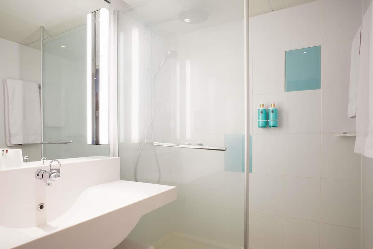 Articles de toilette de luxe, sèche-cheveux, serviettes fournies, savon