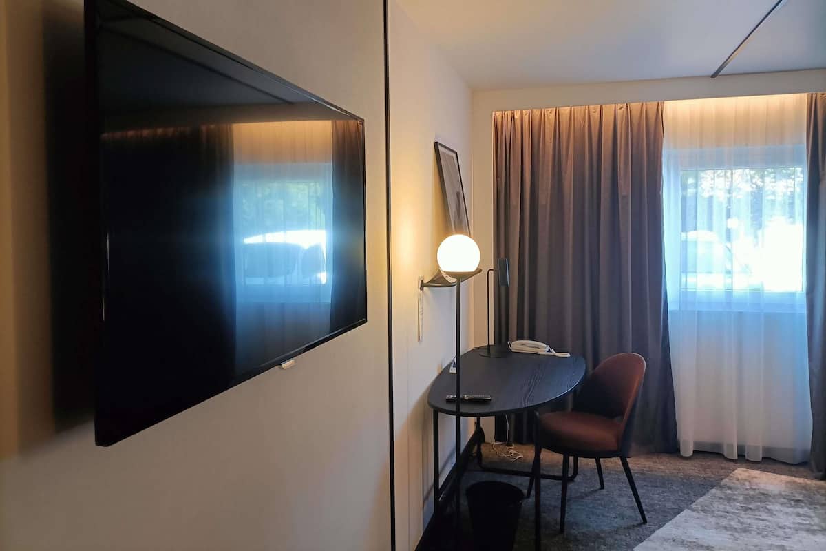 Senger med overmadrass, safe på rommet, blendingsgardiner og lydisolert