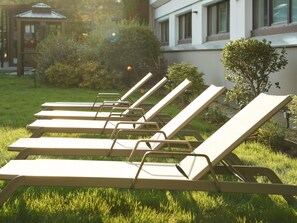 Sesongbasert utendørsbasseng og solsenger