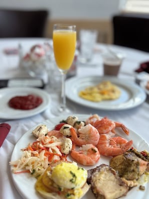 Café da manhã com buffet mediante uma taxa nos fins de semana