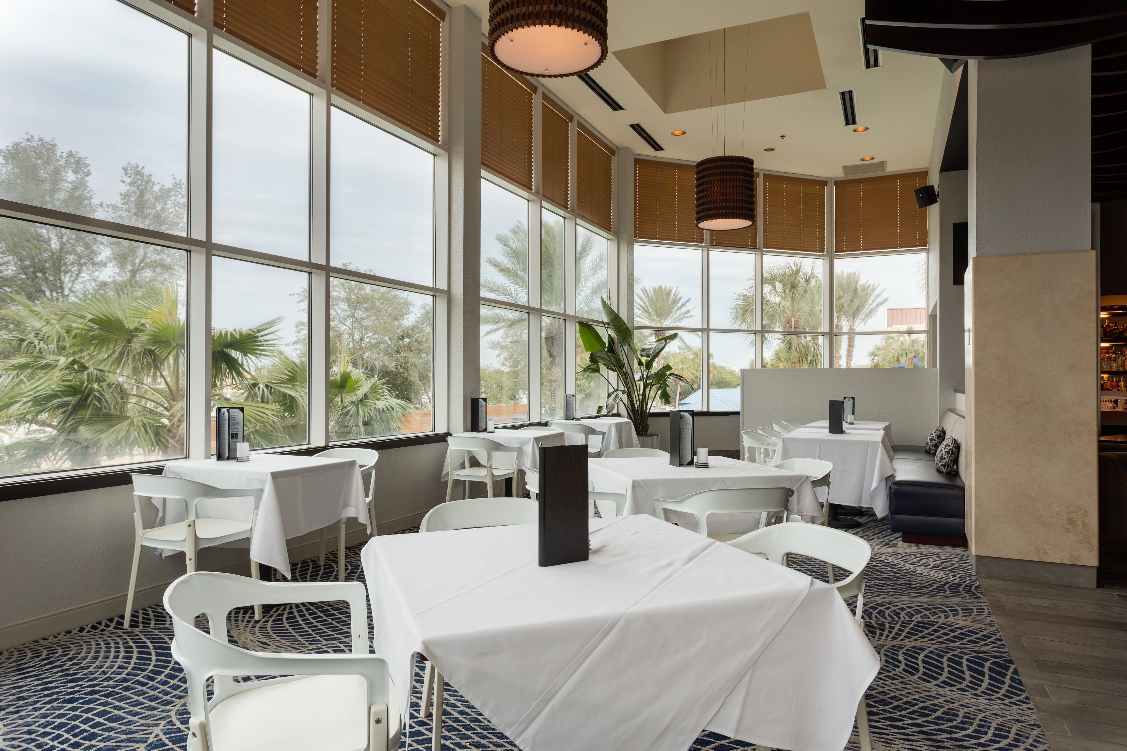 2 restaurants, breakfast served