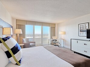 Pillowtop beds, in-room safe, desk, blackout drapes - South Shore Harbour Resort & Conference Center (League City)