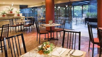 Se sirven desayunos y cenas; cocina local; con vista al jardín