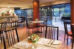 Déjeuner et souper servis sur place, cuisine locale, vue sur le jardin 