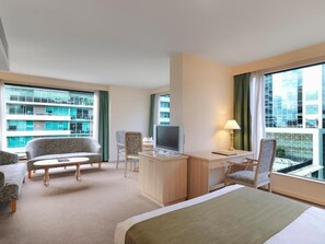 Desk, blackout drapes, iron/ironing board, cribs/infant beds - Bayview On The Park (Melbourne)